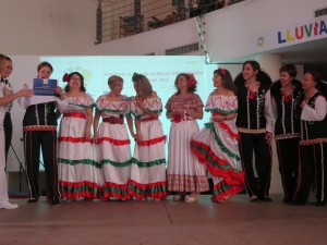 Entrega del tercer premio a Rocío Durcal y sus bailarines