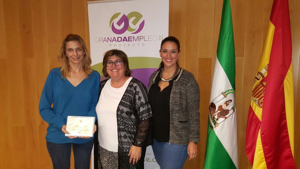 De izqda. a dcha.: Dña. Ana Belén García Montosa (Dir. ª de EntreÁlamos), Dña. Ana María Muñoz Arquelladas (Diputada de Empleo y Desarrollo Sostenible) y Dña. Noelia Chaparro Ávila (Resp. de RRHH y Formación de EntreÁlamos)